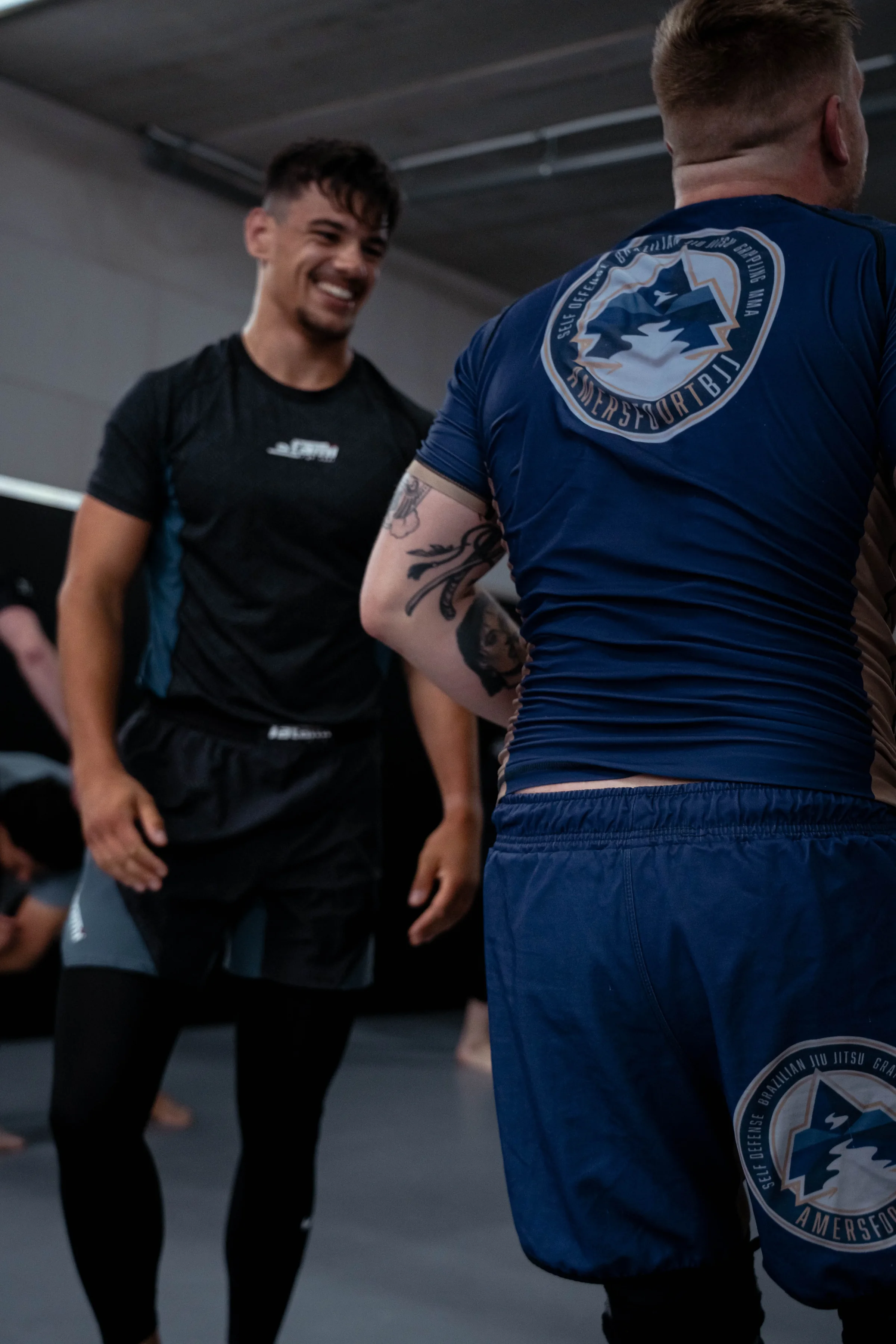 Sporters bereiden zich staand voor op een ronde MMA-grappling