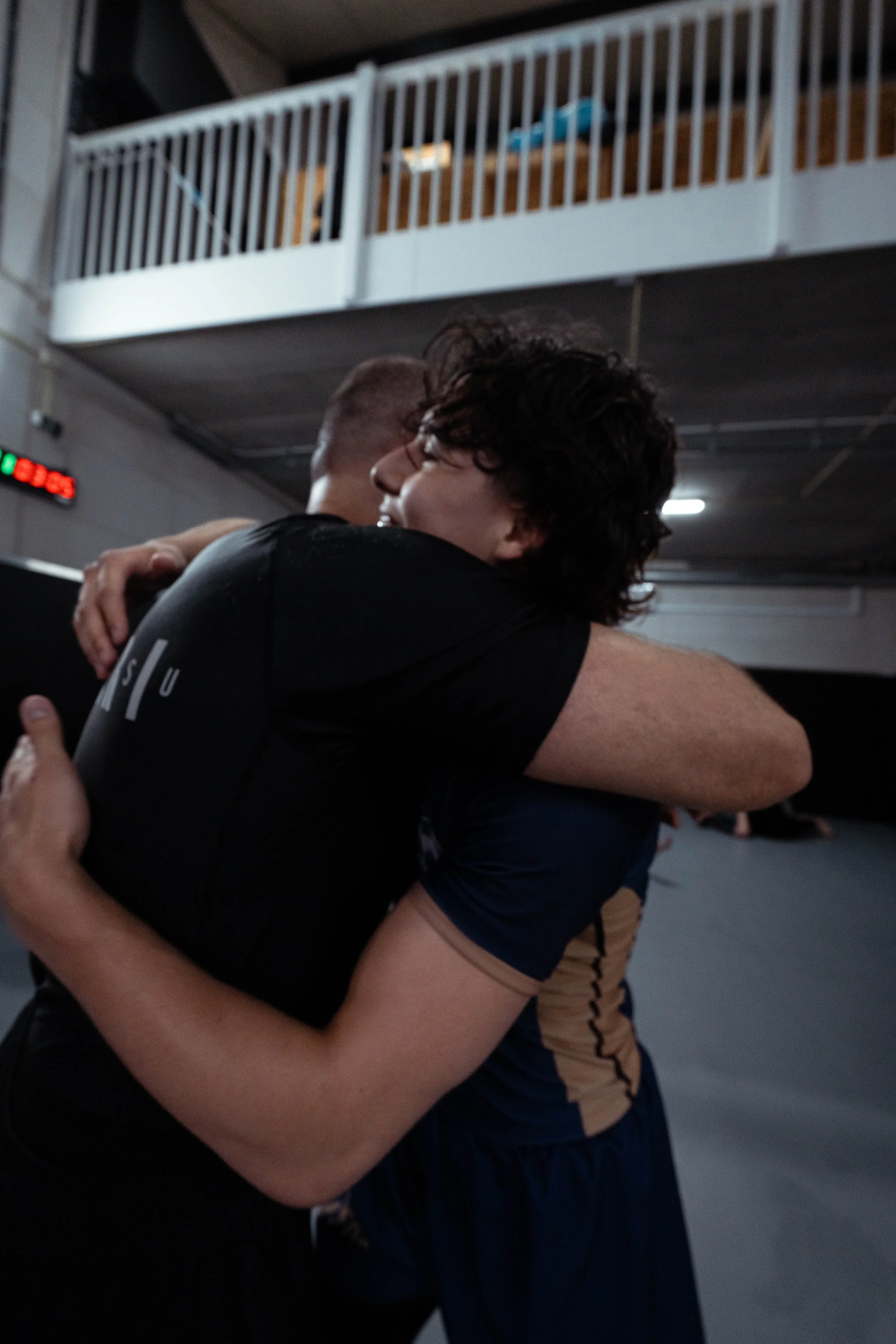 Twee sporters werken in de clinch tijdens de MMA-worsteltraining