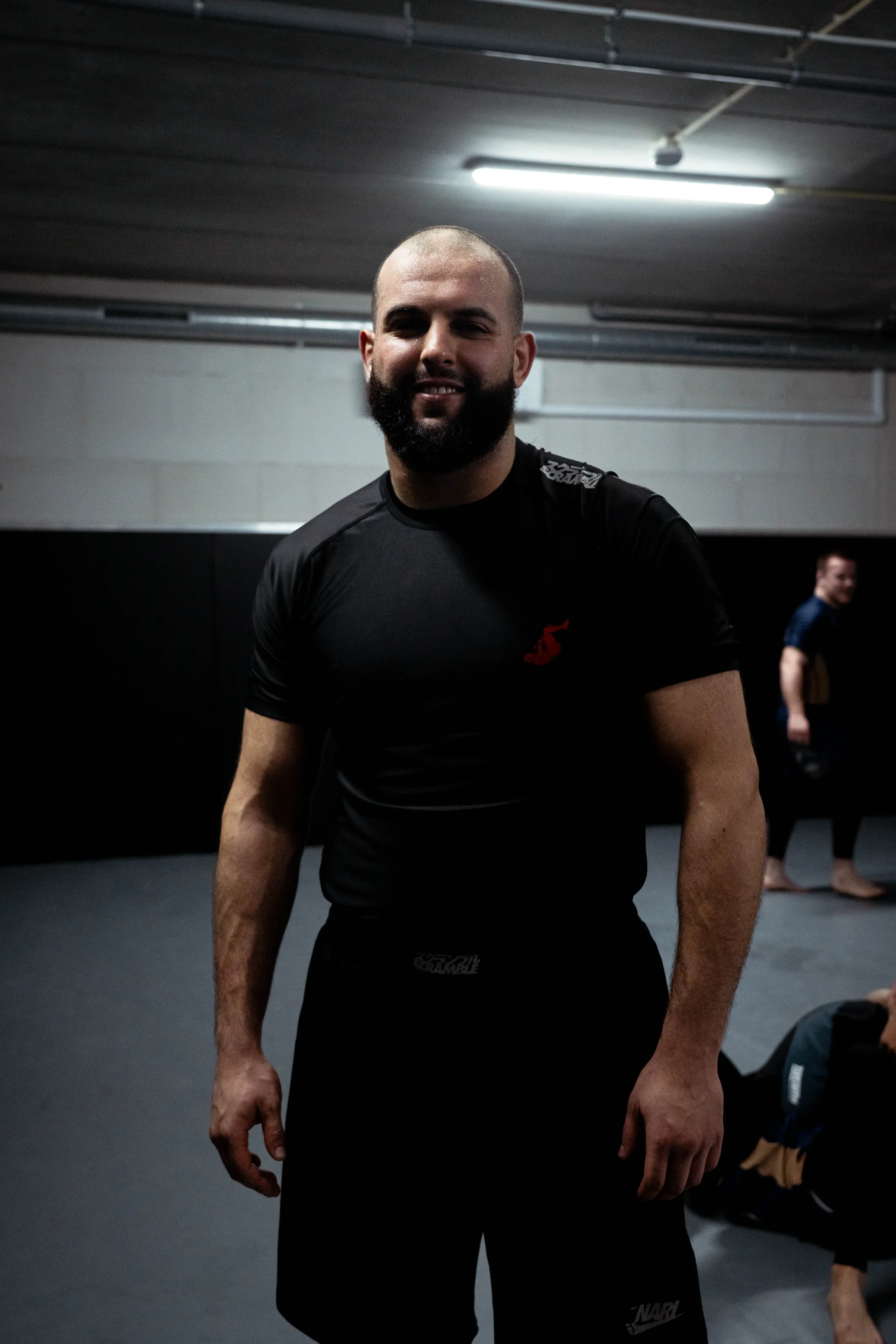 Coach in rashguard tijdens een no-gi grappling training